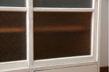 アンティーク家具　アンティークペイントガラス戸収納棚