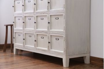 アンティーク家具　アンティークペイント　ネームプレート付きマス目棚