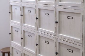 アンティーク家具　アンティークペイント　ネームプレート付きマス目棚