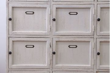 アンティーク家具　アンティークペイント　ネームプレート付きマス目棚