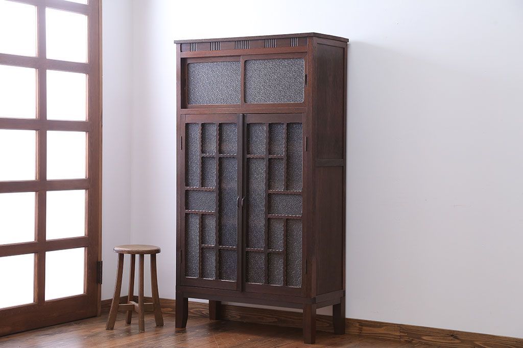 レトロ家具　昭和レトロ　ダイヤガラス入り!凝ったデザインの脚付き収納棚