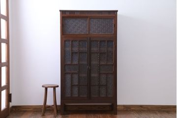 レトロ家具　昭和レトロ　ダイヤガラス入り!凝ったデザインの脚付き収納棚