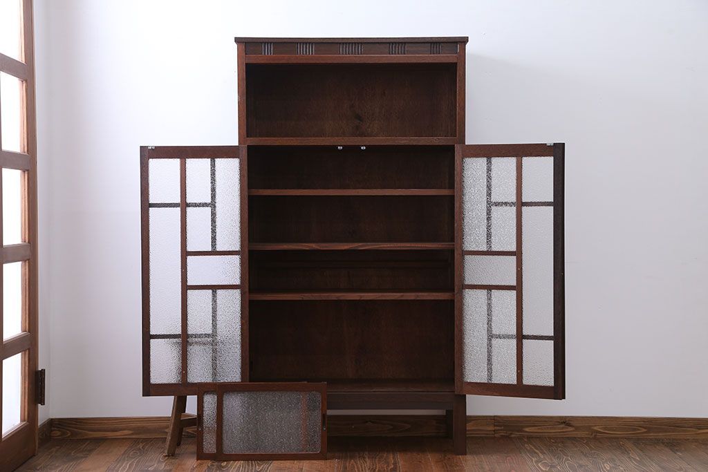 レトロ家具　昭和レトロ　ダイヤガラス入り!凝ったデザインの脚付き収納棚