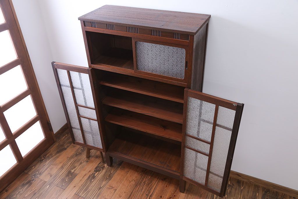 レトロ家具　昭和レトロ　ダイヤガラス入り!凝ったデザインの脚付き収納棚