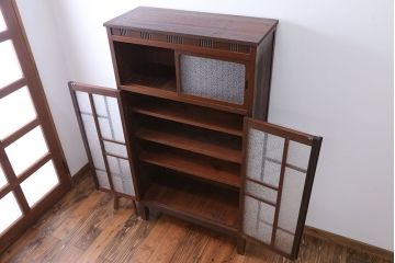 レトロ家具　昭和レトロ　ダイヤガラス入り!凝ったデザインの脚付き収納棚