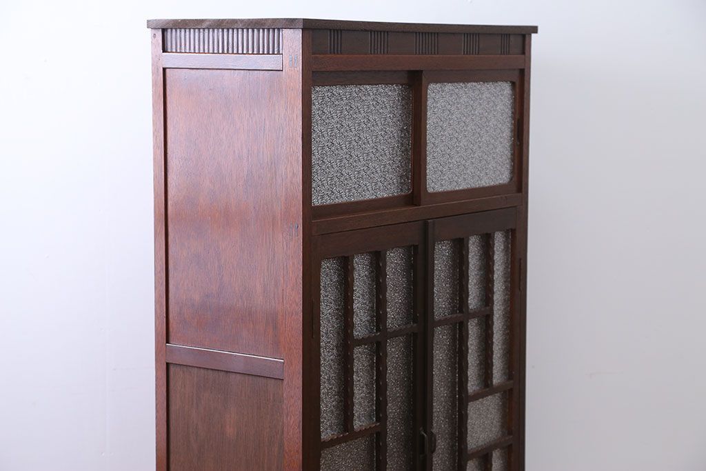 レトロ家具　昭和レトロ　ダイヤガラス入り!凝ったデザインの脚付き収納棚