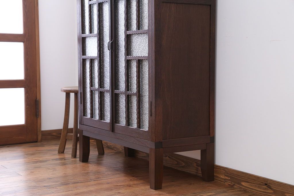 レトロ家具　昭和レトロ　ダイヤガラス入り!凝ったデザインの脚付き収納棚