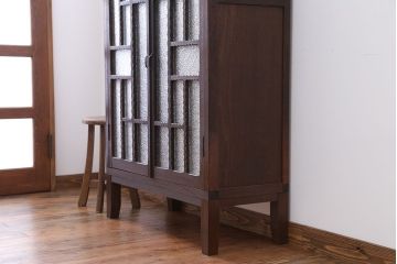 レトロ家具　昭和レトロ　ダイヤガラス入り!凝ったデザインの脚付き収納棚