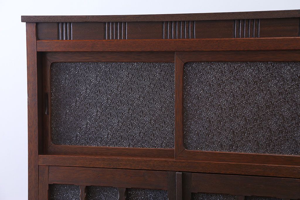 レトロ家具　昭和レトロ　ダイヤガラス入り!凝ったデザインの脚付き収納棚