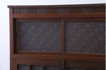 レトロ家具　昭和レトロ　ダイヤガラス入り!凝ったデザインの脚付き収納棚