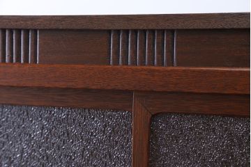 レトロ家具　昭和レトロ　ダイヤガラス入り!凝ったデザインの脚付き収納棚