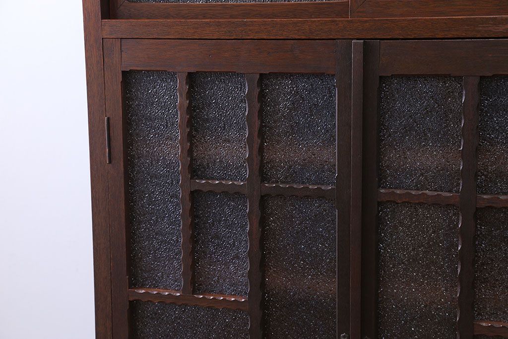 レトロ家具　昭和レトロ　ダイヤガラス入り!凝ったデザインの脚付き収納棚