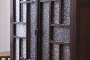 レトロ家具　昭和レトロ　ダイヤガラス入り!凝ったデザインの脚付き収納棚