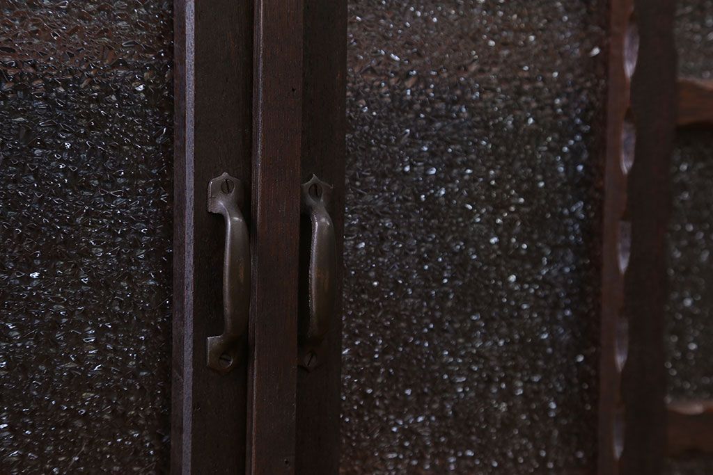 レトロ家具　昭和レトロ　ダイヤガラス入り!凝ったデザインの脚付き収納棚