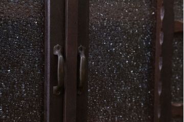 レトロ家具　昭和レトロ　ダイヤガラス入り!凝ったデザインの脚付き収納棚