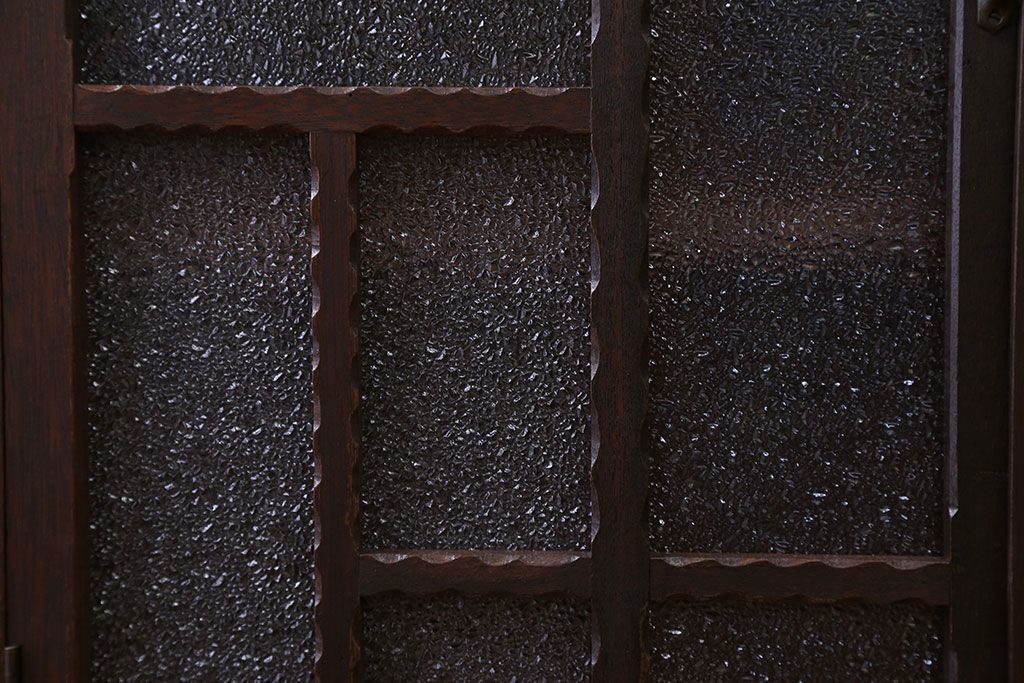 レトロ家具　昭和レトロ　ダイヤガラス入り!凝ったデザインの脚付き収納棚