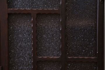 レトロ家具　昭和レトロ　ダイヤガラス入り!凝ったデザインの脚付き収納棚