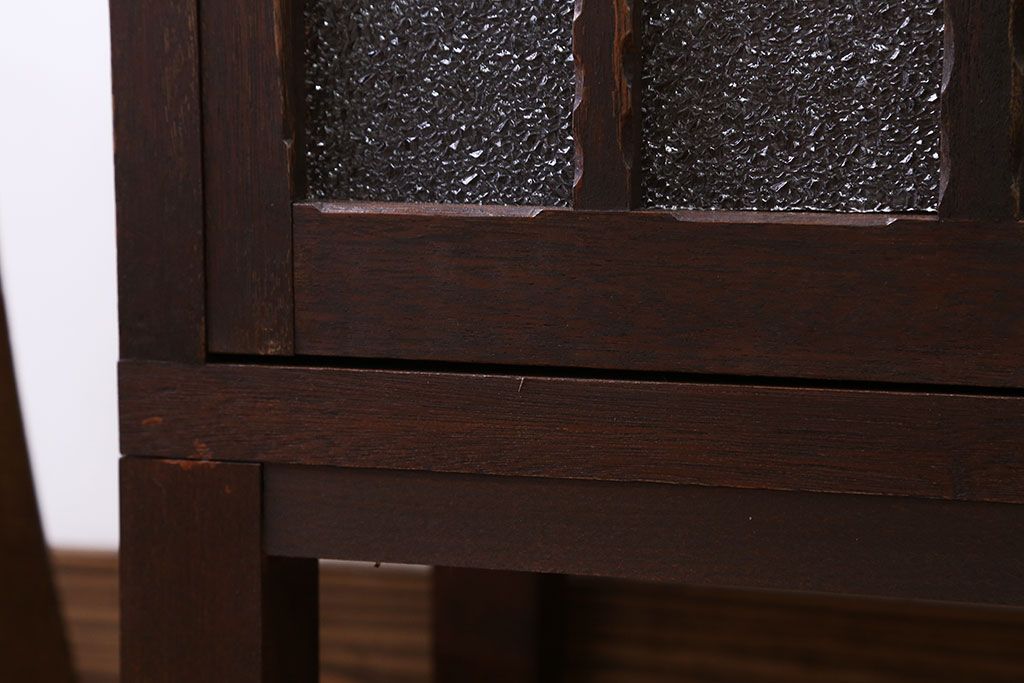 レトロ家具　昭和レトロ　ダイヤガラス入り!凝ったデザインの脚付き収納棚