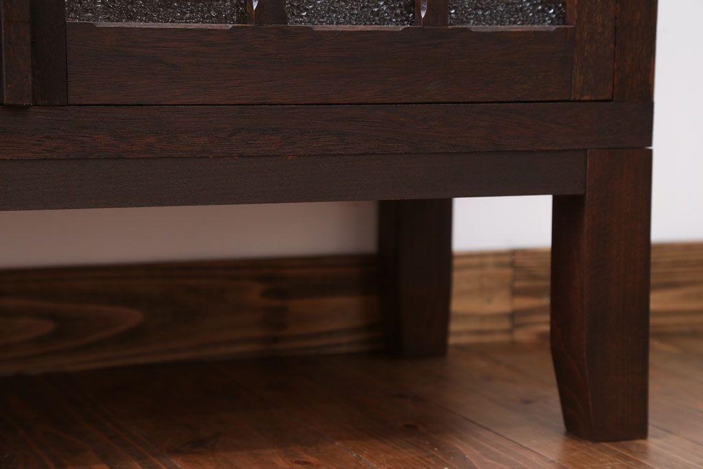 レトロ家具　昭和レトロ　ダイヤガラス入り!凝ったデザインの脚付き収納棚