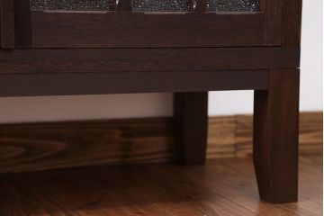 レトロ家具　昭和レトロ　ダイヤガラス入り!凝ったデザインの脚付き収納棚