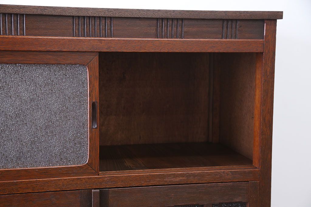 レトロ家具　昭和レトロ　ダイヤガラス入り!凝ったデザインの脚付き収納棚