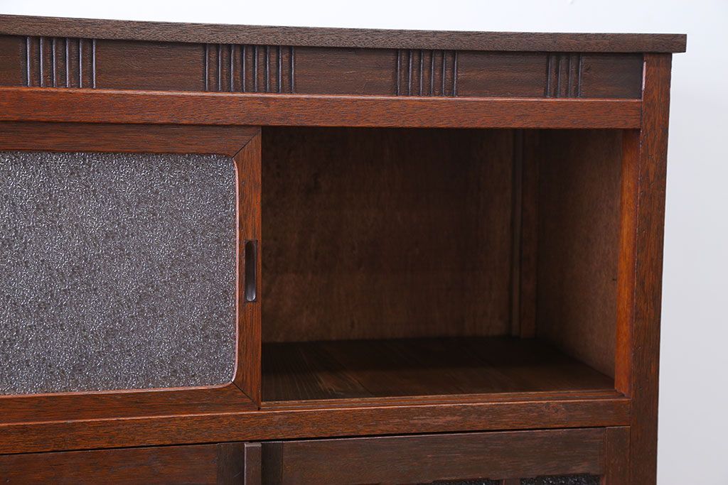 レトロ家具　昭和レトロ　ダイヤガラス入り!凝ったデザインの脚付き収納棚