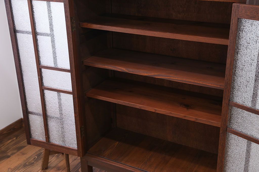 レトロ家具　昭和レトロ　ダイヤガラス入り!凝ったデザインの脚付き収納棚