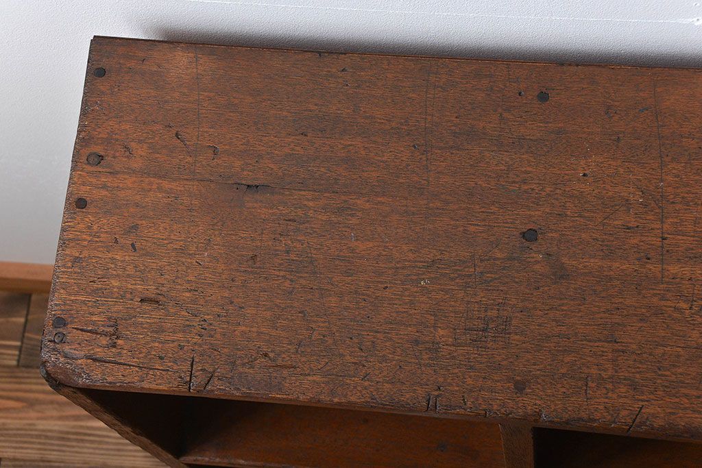 レトロ家具　昭和レトロ　脚付き!小さなマス目棚