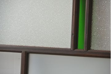 大正ロマン　当時物色ガラス入りモダンなガラス戸2枚セット(窓)