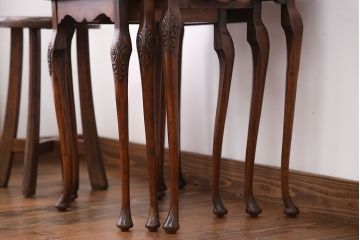 アンティーク家具　イギリスアンティーク バールウォルナット天板ネストテーブル