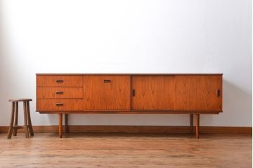 ヴィンテージ家具　北欧ビンテージ　チーク材　リビングボード