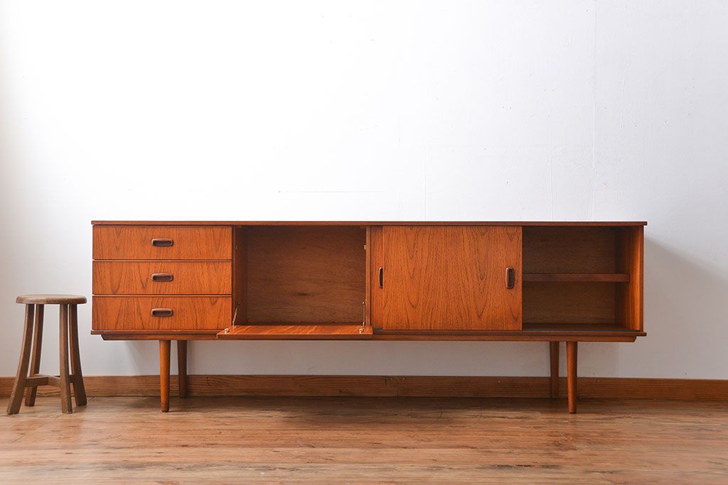 ヴィンテージ家具　北欧ビンテージ　チーク材　リビングボード