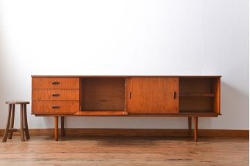 ヴィンテージ家具　北欧ビンテージ　チーク材　リビングボード