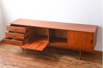 ヴィンテージ家具　北欧ビンテージ　チーク材　リビングボード