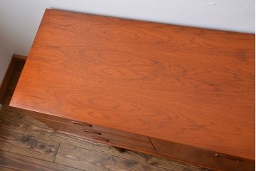 ヴィンテージ家具　北欧ビンテージ　チーク材　リビングボード