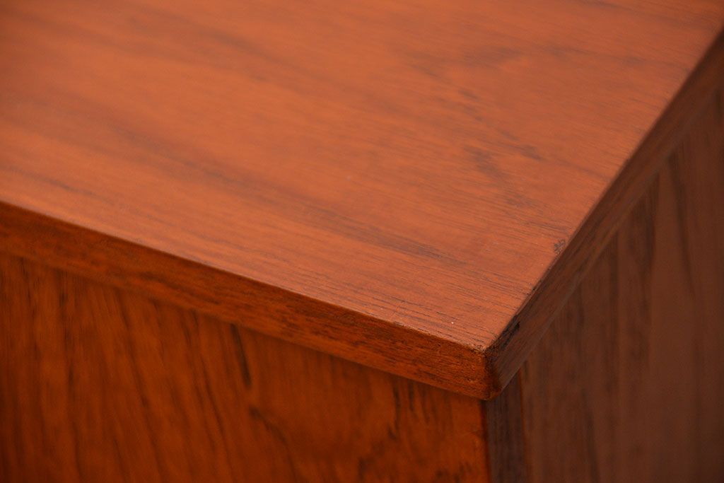 ヴィンテージ家具　北欧ビンテージ　チーク材　リビングボード