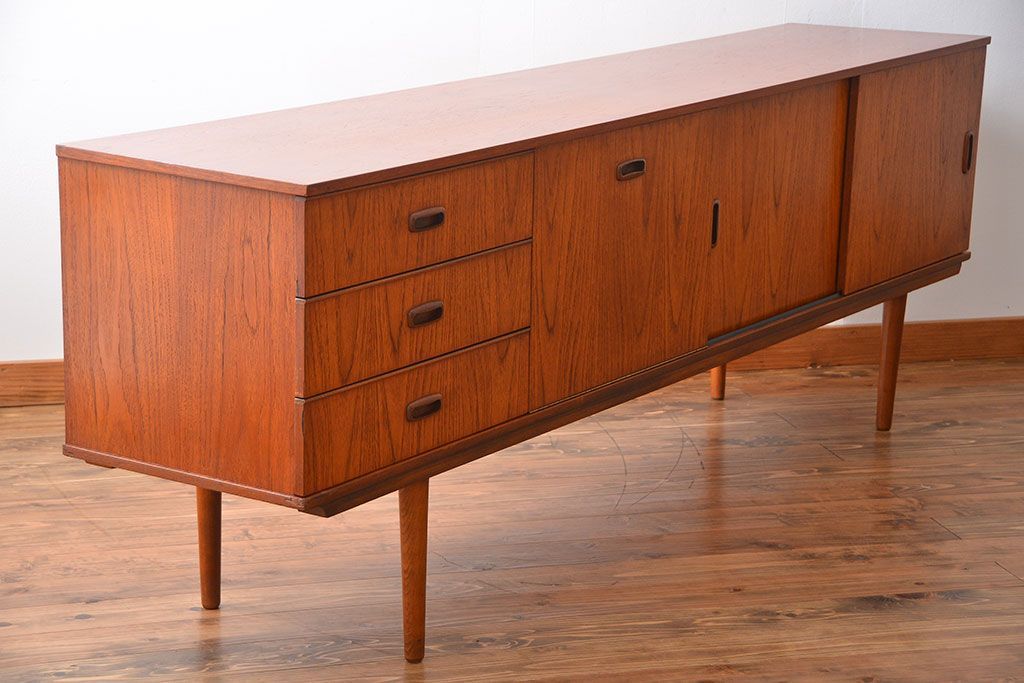 ヴィンテージ家具　北欧ビンテージ　チーク材　リビングボード