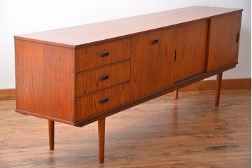 ヴィンテージ家具　北欧ビンテージ　チーク材　リビングボード