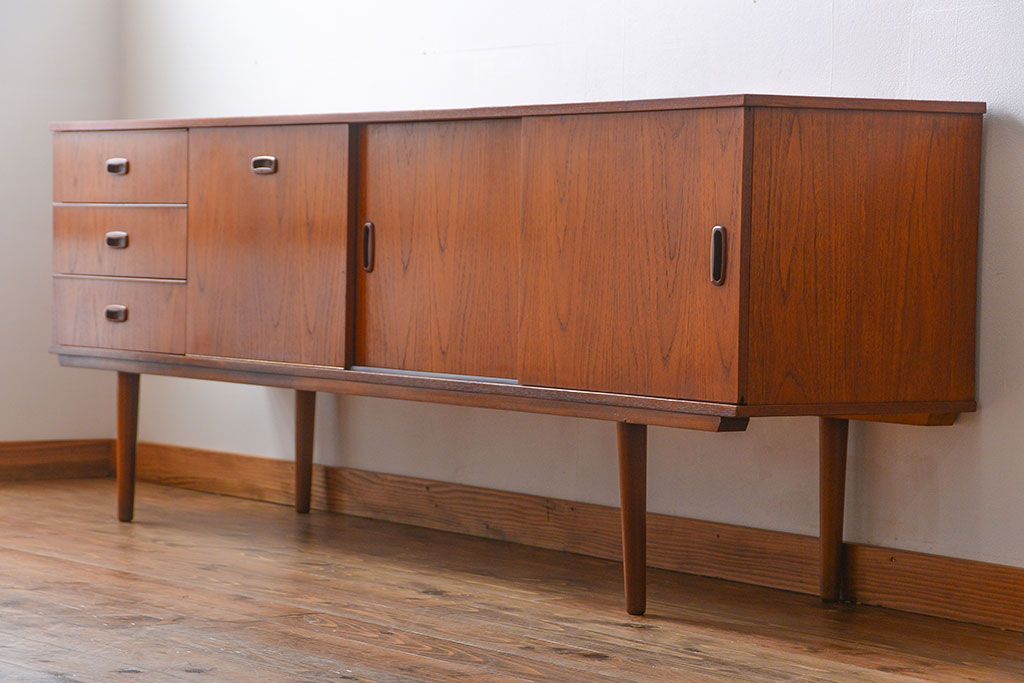 ヴィンテージ家具　北欧ビンテージ　チーク材　リビングボード