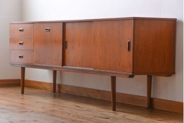 ヴィンテージ家具　北欧ビンテージ　チーク材　リビングボード