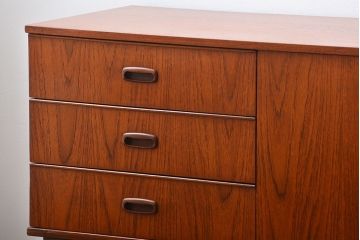 ヴィンテージ家具　北欧ビンテージ　チーク材　リビングボード