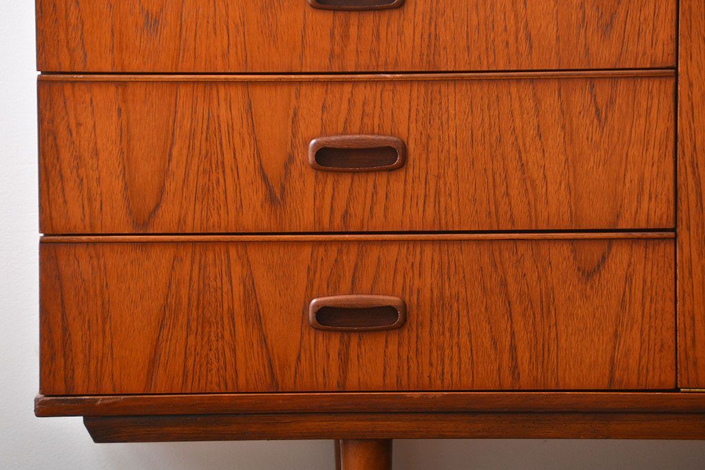 ヴィンテージ家具　北欧ビンテージ　チーク材　リビングボード