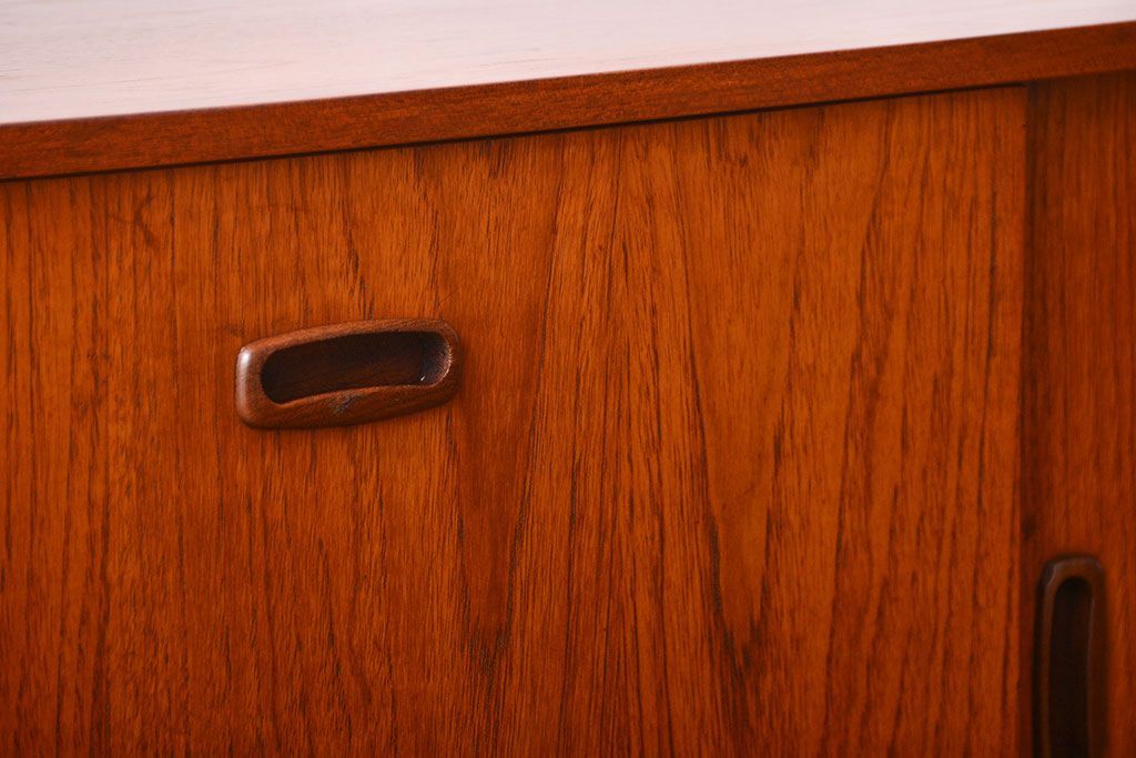 ヴィンテージ家具　北欧ビンテージ　チーク材　リビングボード