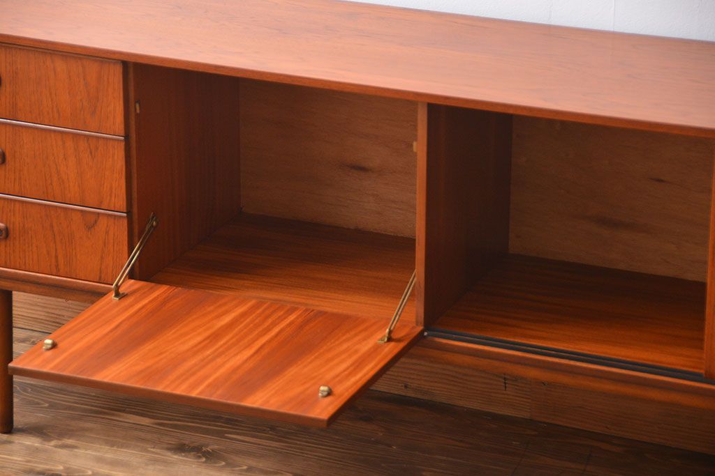 ヴィンテージ家具　北欧ビンテージ　チーク材　リビングボード