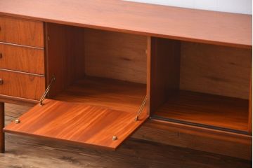 ヴィンテージ家具　北欧ビンテージ　チーク材　リビングボード