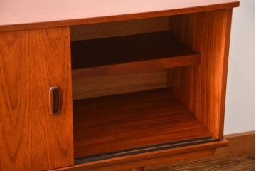 ヴィンテージ家具　北欧ビンテージ　チーク材　リビングボード