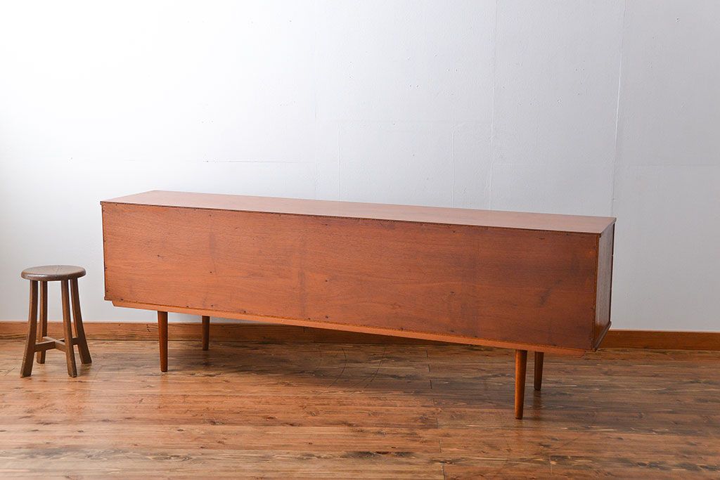 ヴィンテージ家具　北欧ビンテージ　チーク材　リビングボード