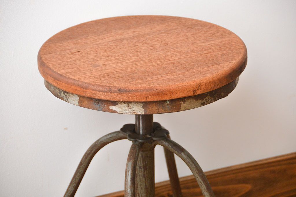 アンティーク家具　インダストリアルデザインの回転スツール