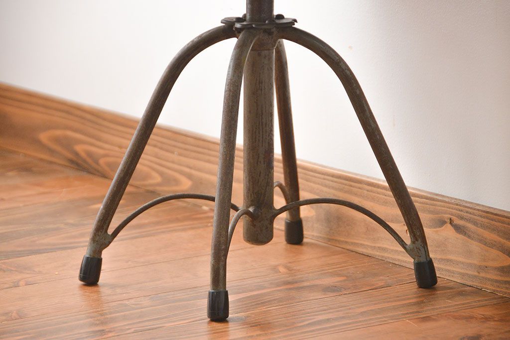 アンティーク家具　インダストリアルデザインの回転スツール