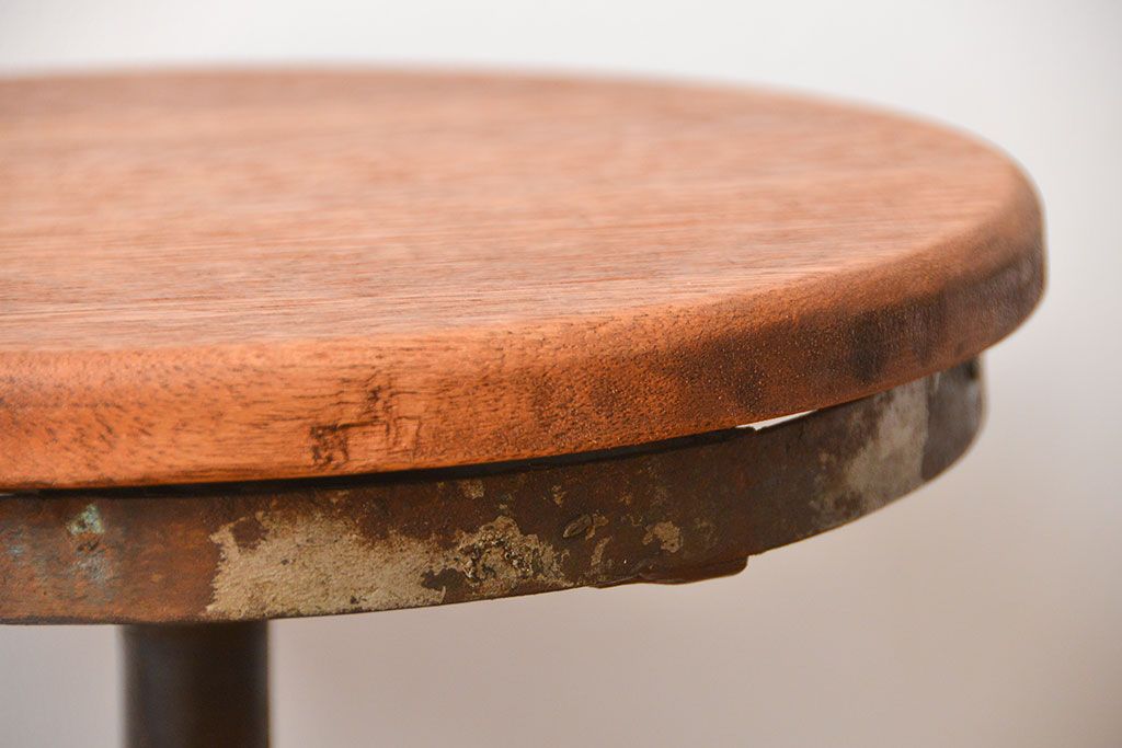 アンティーク家具　インダストリアルデザインの回転スツール